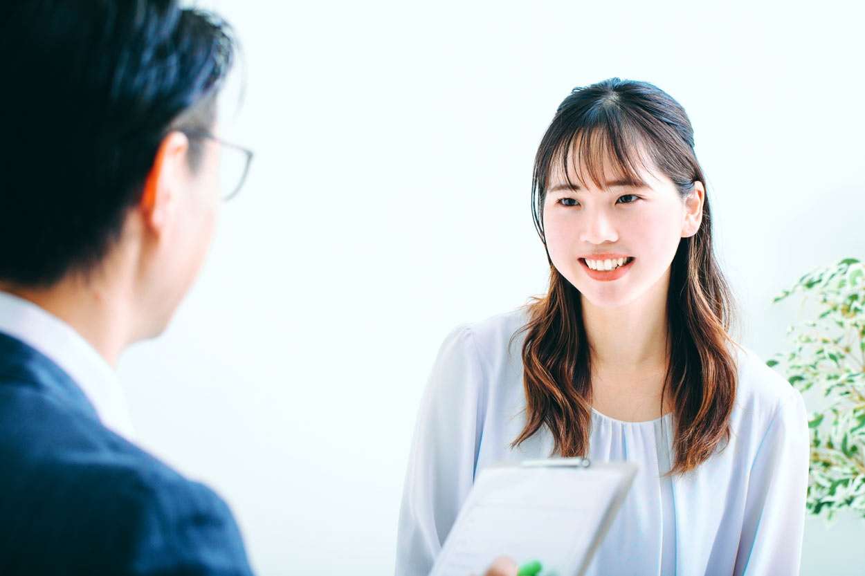 面接を受ける女性